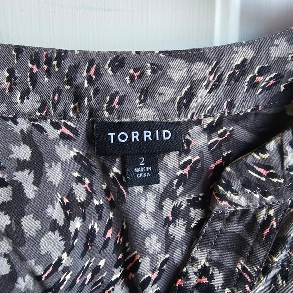 Torrid Harper Blouse Womens 2 18/20 Grey Pink Leopard Print Roll Tab Sleeve Top - Picture 5 of 9